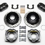 Kit de freno de estacionamiento trasero de perfil bajo Wilwood 140-11403 Dynapro forjado con discos perforados y ranurados pulidos.