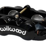 Pinza de freno delantera Wilwood 120-10525 D8-4 de montaje universal con pernos, 4 pistones, color negro.