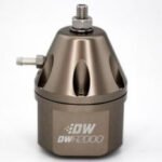 Regulador de presión de combustible ajustable DWR2000. Entrada doble -10AN y salida -8AN. Ajuste universal. DW-6-2000-FRT