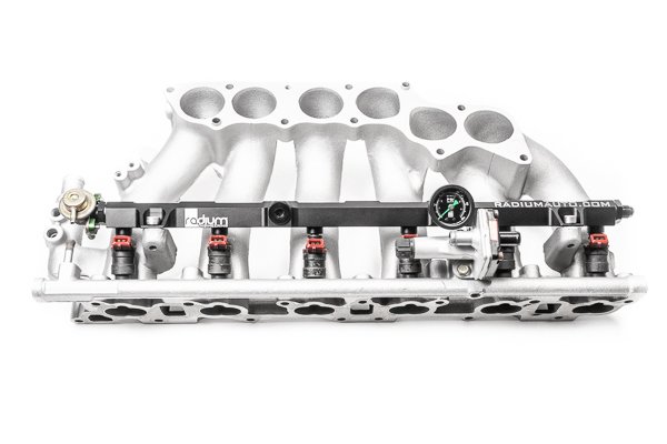 20-0757_Manifold_Install-1 Riel de combustible para Nissan RB20DET de Radium Engineering - Imagen 1