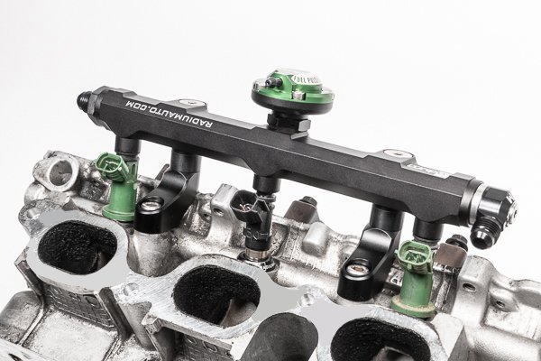 20-0764-02_Install2 Mejora de los rieles de combustible de alimentación superior para Subaru Phase-I EZ30 Radium Engineering - Imagen 1