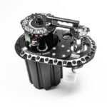El tanque de compensación de combustible FCST-X es compatible con motores sin escobillas de titanio para automóviles E5LM de Radium Engineering.